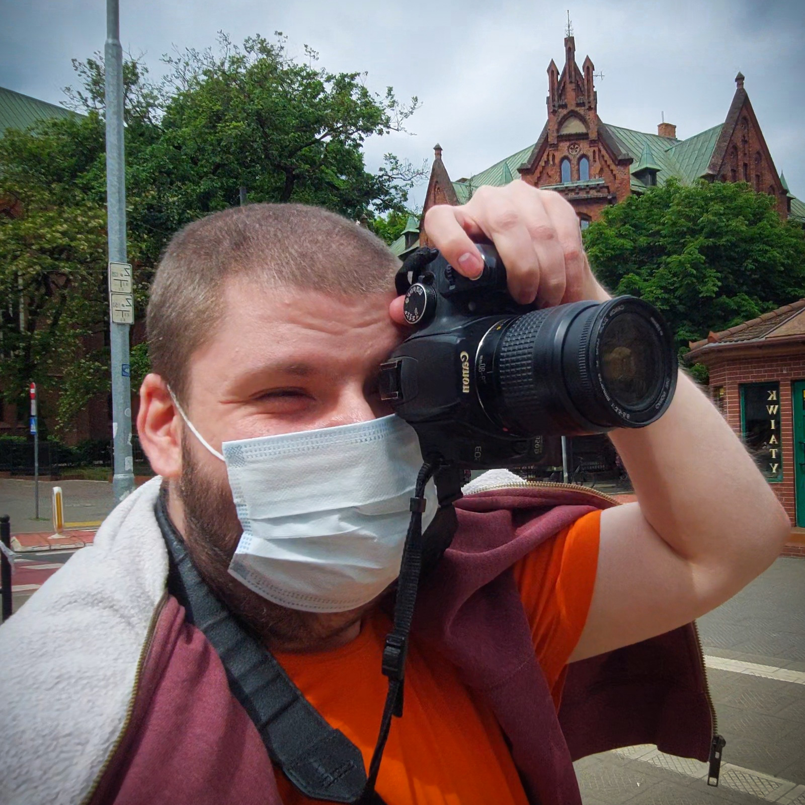 Krystian Andrzejewski - fotograf i twórca stron internetowych w trakcie pracy